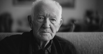 Vanaisa kasvatas mind pärast vanemate hukkumist ja alati ütles, et mul pole kedagi peale tema. Kuid kaks nädalat pärast tema matuseid helises telefon… ja kõik, mida ma oma elust teadsin, osutus valeks Vanaisa kasvatas mind pärast vanemate hukkumist ja alati ütles, et mul pole kedagi peale tema. Kuid kaks nädalat pärast tema matuseid helises telefon… ja kõik, mida ma oma elust teadsin, osutus valeks