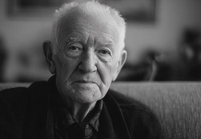 Vanaisa kasvatas mind pärast vanemate hukkumist ja alati ütles, et mul pole kedagi peale tema. Kuid kaks nädalat pärast tema matuseid helises telefon… ja kõik, mida ma oma elust teadsin, osutus valeks Vanaisa kasvatas mind pärast vanemate hukkumist ja alati ütles, et mul pole kedagi peale tema. Kuid kaks nädalat pärast tema matuseid helises telefon… ja kõik, mida ma oma elust teadsin, osutus valeks