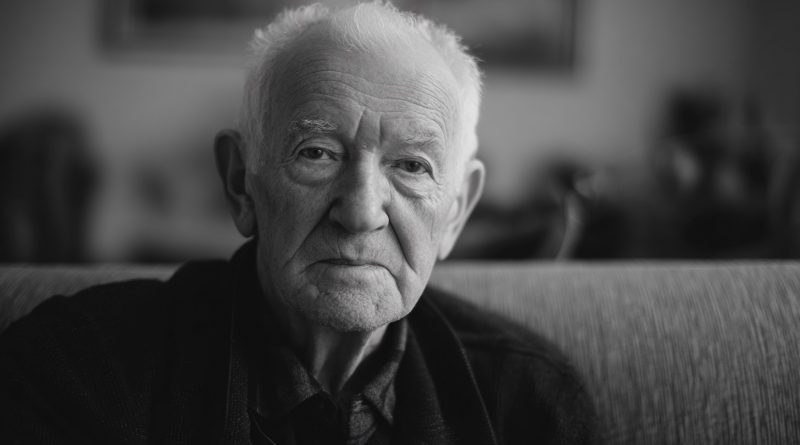 Vanaisa kasvatas mind pärast vanemate hukkumist ja alati ütles, et mul pole kedagi peale tema. Kuid kaks nädalat pärast tema matuseid helises telefon… ja kõik, mida ma oma elust teadsin, osutus valeks Vanaisa kasvatas mind pärast vanemate hukkumist ja alati ütles, et mul pole kedagi peale tema. Kuid kaks nädalat pärast tema matuseid helises telefon… ja kõik, mida ma oma elust teadsin, osutus valeks