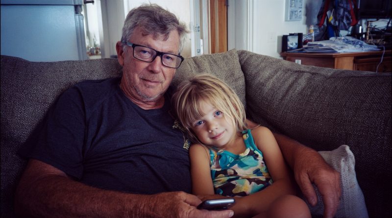 Ma kasvatasin oma lapselapse üles pärast seda, kui tema perekond hukkus õnnetuses. 20 aastat hiljem ulatas ta mulle kirjakese, mis paljastas tõe sellest kohutavast õhtust ja saatuslikust õnnetusest… Ma kasvatasin oma lapselapse üles pärast seda, kui tema perekond hukkus õnnetuses. 20 aastat hiljem ulatas ta mulle kirjakese, mis paljastas tõe sellest kohutavast õhtust ja saatuslikust õnnetusest…