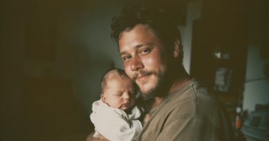 Mu naine jättis mind ja meie kurdi vastsündinud poja veel sünnitusmajas maha, kuid 20 aastat hiljem naasis ta tema juurde range nõudmisega… Mu naine jättis mind ja meie kurdi vastsündinud poja veel sünnitusmajas maha, kuid 20 aastat hiljem naasis ta tema juurde range nõudmisega…