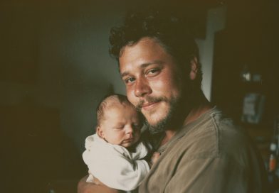 Mu naine jättis mind ja meie kurdi vastsündinud poja veel sünnitusmajas maha, kuid 20 aastat hiljem naasis ta tema juurde range nõudmisega… Mu naine jättis mind ja meie kurdi vastsündinud poja veel sünnitusmajas maha, kuid 20 aastat hiljem naasis ta tema juurde range nõudmisega…