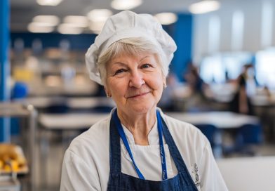 Klassikaaslased naersid aastaid minu vanaema vanaisast, kes töötas kooli sööklas — kuni mu lõpuaktuse kõne pani kogu saali vaikima…