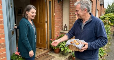 Kolmkümmend aastat pidasin teda tulekahjus hukkunuks — kuni uued naabrid koputasid mu uksele Kolmkümmend aastat pidasin teda tulekahjus hukkunuks — kuni uued naabrid koputasid mu uksele