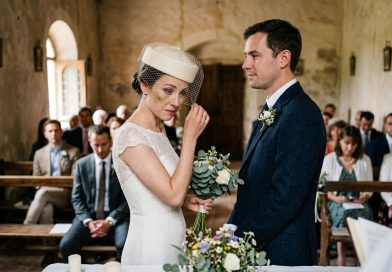 «Pulmapäeval tulin ma kohale sinika silma all. Peigmees naeratas külalistele ja ütles: “Et ta õppetunni selgeks saaks.” Kõik naersid. Mina naeratasin ka. Ja siis valmistusin kolm kuud selleks, mida ta iialgi oodata ei osanud»