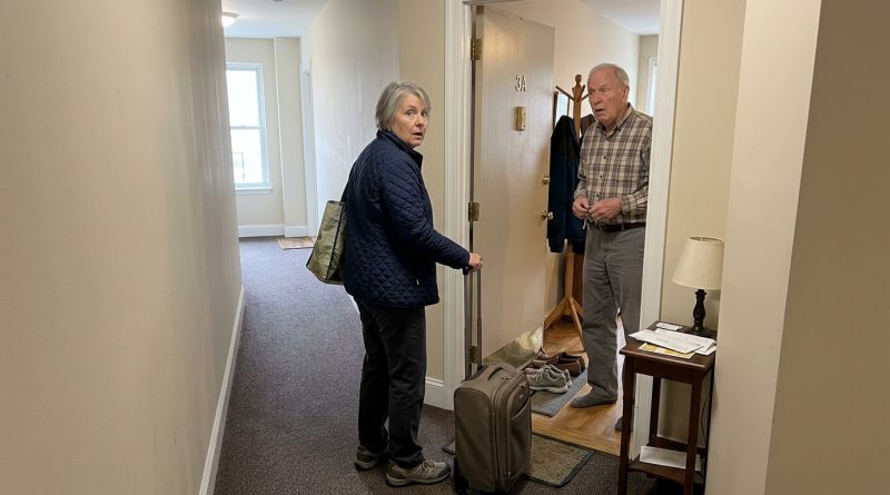 Minu tütar kolis välismaale ja kolm aastat väitis, et elab üksi. Kui lendasin talle üllatuseks külla, avas ukse mees, kes oli minust vanem.