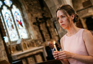 Otse laulatusetalituse ajal puhkes ämm valjusti nutma ja ütles preestrile: «Tema väärib enamat. Mina olen ema — mina tean paremini.» Kirikus. Kõigi ees. Mu abikaasa langetas pilgu. Ma seisin altari ees, hoidsin küünalt ja tundsin, kuidas minus miski aeglaselt vajus, ja ühel hetkel puhusin ma küünla ära ning ütlesin midagi, mida nad minult üldse ei oodanud… Otse laulatusetalituse ajal puhkes ämm valjusti nutma ja ütles preestrile: «Tema väärib enamat. Mina olen ema — mina tean paremini.» Kirikus. Kõigi ees. Mu abikaasa langetas pilgu. Ma seisin altari ees, hoidsin küünalt ja tundsin, kuidas minus miski aeglaselt vajus, ja ühel hetkel puhusin ma küünla ära ning ütlesin midagi, mida nad minult üldse ei oodanud…