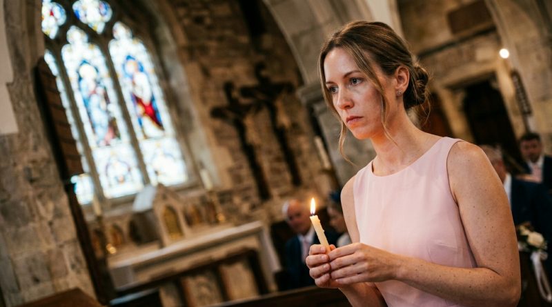 Otse laulatusetalituse ajal puhkes ämm valjusti nutma ja ütles preestrile: «Tema väärib enamat. Mina olen ema — mina tean paremini.» Kirikus. Kõigi ees. Mu abikaasa langetas pilgu. Ma seisin altari ees, hoidsin küünalt ja tundsin, kuidas minus miski aeglaselt vajus, ja ühel hetkel puhusin ma küünla ära ning ütlesin midagi, mida nad minult üldse ei oodanud… Otse laulatusetalituse ajal puhkes ämm valjusti nutma ja ütles preestrile: «Tema väärib enamat. Mina olen ema — mina tean paremini.» Kirikus. Kõigi ees. Mu abikaasa langetas pilgu. Ma seisin altari ees, hoidsin küünalt ja tundsin, kuidas minus miski aeglaselt vajus, ja ühel hetkel puhusin ma küünla ära ning ütlesin midagi, mida nad minult üldse ei oodanud…