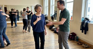 Olen 61-aastane ja registreerusin tantsutundidesse. Esimest korda pärast lahutust kutsus keegi mind tangole. Minu lapsed arvavad, et peaksin “oma eale vastavalt” käituma. Olen 61-aastane ja registreerusin tantsutundidesse. Esimest korda pärast lahutust kutsus keegi mind tangole. Minu lapsed arvavad, et peaksin “oma eale vastavalt” käituma.