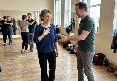 Olen 61-aastane ja registreerusin tantsutundidesse. Esimest korda pärast lahutust kutsus keegi mind tangole. Minu lapsed arvavad, et peaksin “oma eale vastavalt” käituma. Olen 61-aastane ja registreerusin tantsutundidesse. Esimest korda pärast lahutust kutsus keegi mind tangole. Minu lapsed arvavad, et peaksin “oma eale vastavalt” käituma.