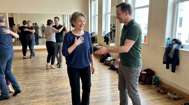 Olen 61-aastane ja registreerusin tantsutundidesse. Esimest korda pärast lahutust kutsus keegi mind tangole. Minu lapsed arvavad, et peaksin “oma eale vastavalt” käituma. Olen 61-aastane ja registreerusin tantsutundidesse. Esimest korda pärast lahutust kutsus keegi mind tangole. Minu lapsed arvavad, et peaksin “oma eale vastavalt” käituma.