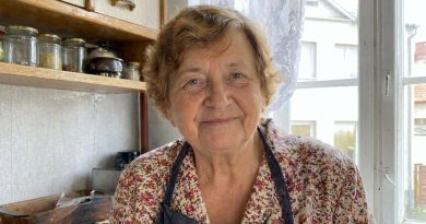 „Mu lapselaps oli kuusteist aastat vana ja häbenes minuga kaubanduskeskusesse minna — ütles, et kõnnin liiga aeglaselt. Märtsis palus ta mul õpetada talle verivorsti tegemist sõprade peoks. Tegime kuni kella kaheni öösel…”