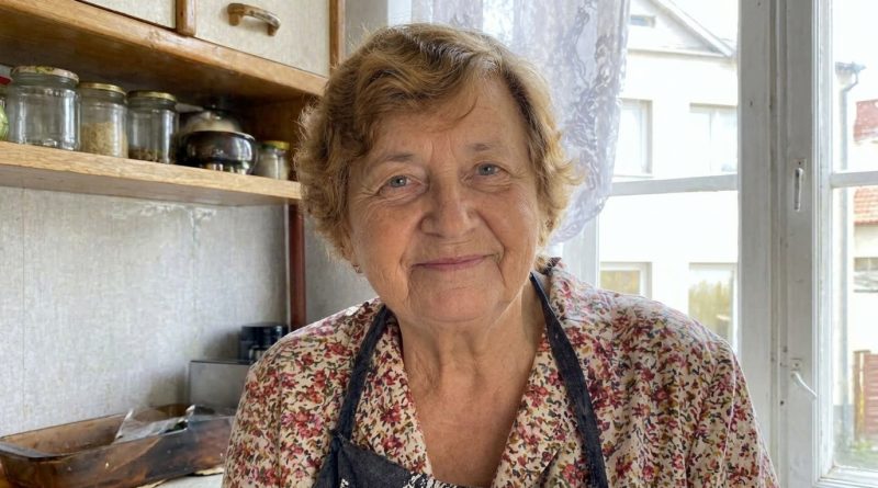„Mu lapselaps oli kuusteist aastat vana ja häbenes minuga kaubanduskeskusesse minna — ütles, et kõnnin liiga aeglaselt. Märtsis palus ta mul õpetada talle verivorsti tegemist sõprade peoks. Tegime kuni kella kaheni öösel…”