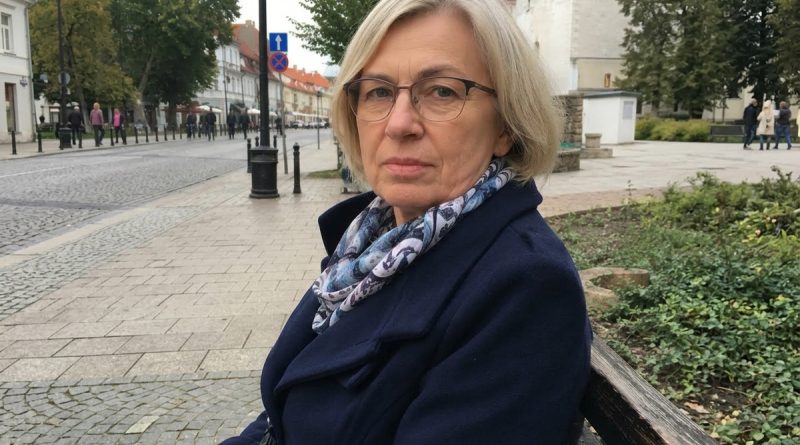 Pärast mehe pensionile jäämist otsustas ta et nüüd pean elama täielikult tema graafiku järgi. Ta planeeris minu päevad, minu ostud ja isegi kohtumised sõbrannadega. Vaikisin kuni selle hommikuni kui ta võttis minu telefoni ja hakkas kustutama minu parima sõbranna numbrit. Siis vaatasin teda esimest korda teisiti ja sain aru et see pole enam hoolitsemine…
