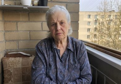 Mul on seitsekümmend kolm aastat. Lapsed helistavad pühadel. Lapselapsed saadavad smailisid kui neile kirjutan. Eelmisel nädalal kukkusin köögis ja lamasin põrandal nelikümmend minutit kuni suutsin püsti tõusta. Ei öelnud kellelegi — tean mida ütleksid… Mul on seitsekümmend kolm aastat. Lapsed helistavad pühadel. Lapselapsed saadavad smailisid kui neile kirjutan. Eelmisel nädalal kukkusin köögis ja lamasin põrandal nelikümmend minutit kuni suutsin püsti tõusta. Ei öelnud kellelegi — tean mida ütleksid…