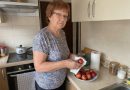 Kolm päeva valmistusin poja perekonna külatuks, sest igatsasin lapselapsi nii väga. Hommikul tegin lastele supi, küpsetasin koogi, ostsin puuvilju. Nad tulid mürarikkalt, kotid käes, ja minia läks otse kööki ja avas külmkapi. Ma naeatasin veel, arvates et talle lihtsalt huvitab mida olin valmistanud, kuni kuulsin tema häält koridoris… Kolm päeva valmistusin poja perekonna külatuks, sest igatsasin lapselapsi nii väga. Hommikul tegin lastele supi, küpsetasin koogi, ostsin puuvilju. Nad tulid mürarikkalt, kotid käes, ja minia läks otse kööki ja avas külmkapi. Ma naeatasin veel, arvates et talle lihtsalt huvitab mida olin valmistanud, kuni kuulsin tema häält koridoris…