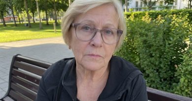 Minu minial on kaks last esimesest abielust ja üks ühine minu pojaga. Ühel päeval jäid lapsed haigeks ja ta palus mul nendega kodus olla, kuni on tööl. Vastasin: oma lapselapsega jään, teiste kahe eest peaks maksma. Ta nõustus. Aga kui järgmisel hommikul tema ukse taha jõudsin, jäin sõnatuks… Minu minial on kaks last esimesest abielust ja üks ühine minu pojaga. Ühel päeval jäid lapsed haigeks ja ta palus mul nendega kodus olla, kuni on tööl. Vastasin: oma lapselapsega jään, teiste kahe eest peaks maksma. Ta nõustus. Aga kui järgmisel hommikul tema ukse taha jõudsin, jäin sõnatuks…