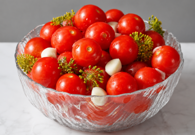 Kõige lihtsam kergelt soolatud tomatite retsept: maitsev, kiire ja väga aromaatne Kõige lihtsam kergelt soolatud tomatite retsept: maitsev, kiire ja väga aromaatne