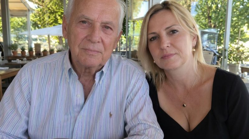 Isa ütles seitsekümmend viie aastaselt et tahab abielluda. Ta on temast kakskümmend aastat noorem. Vend ja mina vaatasime teineteisele otsa teadmata kuidas reageerida. Siis tutvustas ta teda meile — ja kõik sai selgeks… Isa ütles seitsekümmend viie aastaselt et tahab abielluda. Ta on temast kakskümmend aastat noorem. Vend ja mina vaatasime teineteisele otsa teadmata kuidas reageerida. Siis tutvustas ta teda meile — ja kõik sai selgeks…