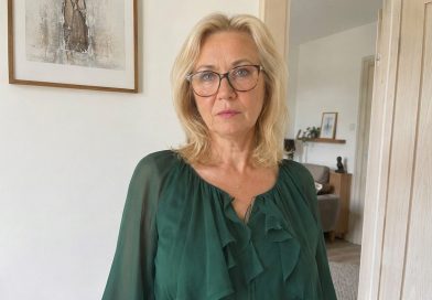 Mees lahkus pärast 37 aastat abielu ja mina ostsin 60-aastasena esimest korda kleidi — mitte „praktilise”, mitte „tagasihoidliku”, mitte „eale vastava”, vaid ilusa. Endale… Mees lahkus pärast 37 aastat abielu ja mina ostsin 60-aastasena esimest korda kleidi — mitte „praktilise”, mitte „tagasihoidliku”, mitte „eale vastava”, vaid ilusa. Endale…