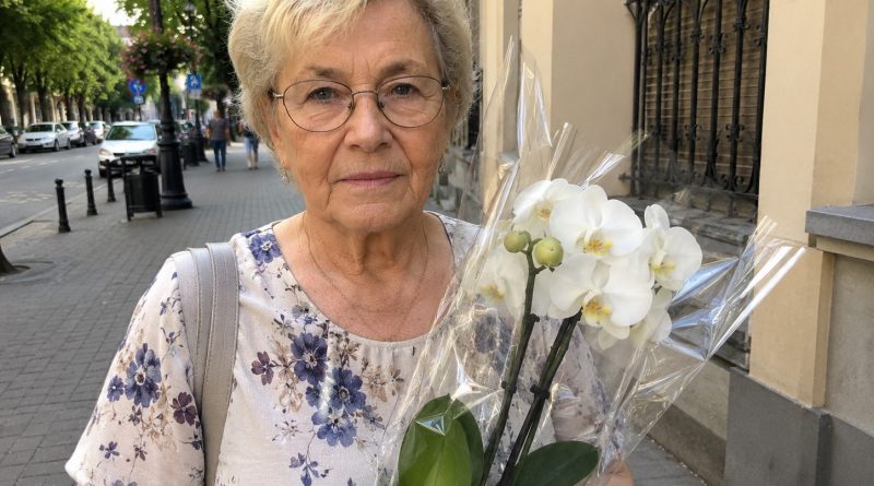 Poeg ja minia palusid mul nende puhkuse ajal lilli kasta ja kassi toita. Kahe nädala pärast tulid nad Kreekast tagasi ja ütlesid, et orhidee on ära kuivanud. Ja süüdistasid kõiges mind
