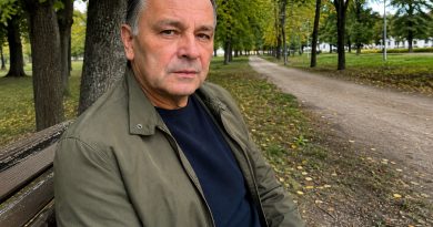 Naine palus pärast 30-aastast abielu eraldi elada. Arvasin, et ta on väsinud ja tahab mõnda aega üksi olla. Aga eile ütles naaber, et nägi teda poes — ja ta polnud üksi Naine palus pärast 30-aastast abielu eraldi elada. Arvasin, et ta on väsinud ja tahab mõnda aega üksi olla. Aga eile ütles naaber, et nägi teda poes — ja ta polnud üksi