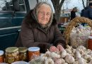 Tulin tänavalt istuva vanaema käest küüslauku ostma, kui äkki kostis minu selja tagant ähvardav meeshääl… Tulin tänavalt istuva vanaema käest küüslauku ostma, kui äkki kostis minu selja tagant ähvardav meeshääl…