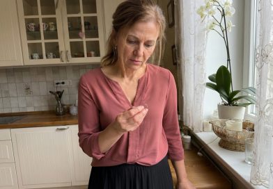Kogu elu arvasin et hea naine peab pere nimel taluma. Aga kui mees kutsus mind külaliste ees “nulliks”, naeрatasin et õhtut mitte rikkuda. Siis läksin kööki, võtsin sõrmuse sõrmest ja viskasin prügikasti. Ta nägi seda ja kahvatas… Kogu elu arvasin et hea naine peab pere nimel taluma. Aga kui mees kutsus mind külaliste ees “nulliks”, naeрatasin et õhtut mitte rikkuda. Siis läksin kööki, võtsin sõrmuse sõrmest ja viskasin prügikasti. Ta nägi seda ja kahvatas…