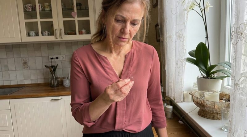 Kogu elu arvasin et hea naine peab pere nimel taluma. Aga kui mees kutsus mind külaliste ees “nulliks”, naeрatasin et õhtut mitte rikkuda. Siis läksin kööki, võtsin sõrmuse sõrmest ja viskasin prügikasti. Ta nägi seda ja kahvatas… Kogu elu arvasin et hea naine peab pere nimel taluma. Aga kui mees kutsus mind külaliste ees “nulliks”, naeрatasin et õhtut mitte rikkuda. Siis läksin kööki, võtsin sõrmuse sõrmest ja viskasin prügikasti. Ta nägi seda ja kahvatas…