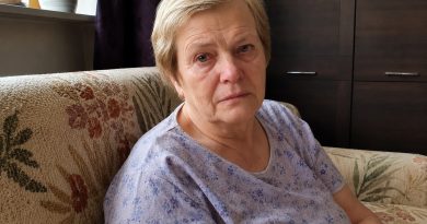 Olen 68-aastane. Igal kuul andsin pojale poole oma pensionist, mõeldes, et aitan tema perekonda. Ja siis kuulsin minia ütlemas: «Pea vastu, korter on niikuinii varsti meie…» Tardusin ukse taga, poekotid käes. Ja see, mida tegin tund aega hiljem, pani neid samal õhtul vabandust paluma… Olen 68-aastane. Igal kuul andsin pojale poole oma pensionist, mõeldes, et aitan tema perekonda. Ja siis kuulsin minia ütlemas: «Pea vastu, korter on niikuinii varsti meie…» Tardusin ukse taga, poekotid käes. Ja see, mida tegin tund aega hiljem, pani neid samal õhtul vabandust paluma…