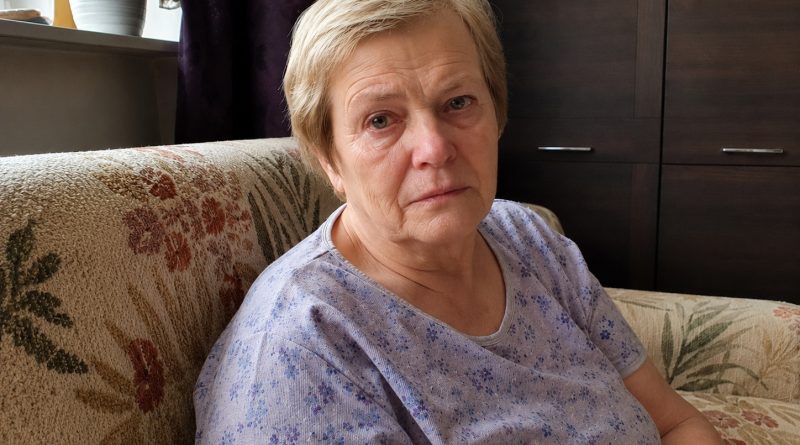 Olen 68-aastane. Igal kuul andsin pojale poole oma pensionist, mõeldes, et aitan tema perekonda. Ja siis kuulsin minia ütlemas: «Pea vastu, korter on niikuinii varsti meie…» Tardusin ukse taga, poekotid käes. Ja see, mida tegin tund aega hiljem, pani neid samal õhtul vabandust paluma… Olen 68-aastane. Igal kuul andsin pojale poole oma pensionist, mõeldes, et aitan tema perekonda. Ja siis kuulsin minia ütlemas: «Pea vastu, korter on niikuinii varsti meie…» Tardusin ukse taga, poekotid käes. Ja see, mida tegin tund aega hiljem, pani neid samal õhtul vabandust paluma…