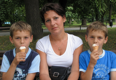Kasvatasin üksi oma surnud abikaasa kaksikuid esimesest abielust, ja kui poistele sai kaheksateist, tegid nad midagi, mille pärast nutan tänaseni… Kasvatasin üksi oma surnud abikaasa kaksikuid esimesest abielust, ja kui poistele sai kaheksateist, tegid nad midagi, mille pärast nutan tänaseni…