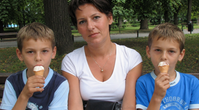 Kasvatasin üksi oma surnud abikaasa kaksikuid esimesest abielust, ja kui poistele sai kaheksateist, tegid nad midagi, mille pärast nutan tänaseni… Kasvatasin üksi oma surnud abikaasa kaksikuid esimesest abielust, ja kui poistele sai kaheksateist, tegid nad midagi, mille pärast nutan tänaseni…