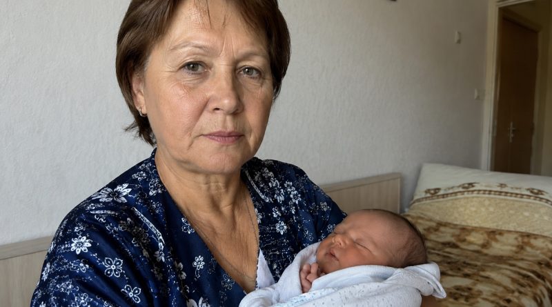 Sain vanaemaks ja arvasin, et see on rõõm. Aga keegi ei hoiatanud mind, et minust tehakse uuesti ema — ilma puhkeõiguseta Sain vanaemaks ja arvasin, et see on rõõm. Aga keegi ei hoiatanud mind, et minust tehakse uuesti ema — ilma puhkeõiguseta