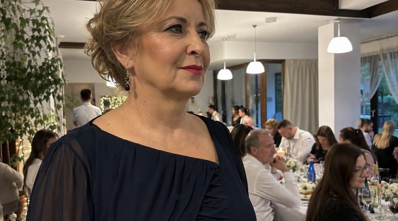 Mu mees ütles, et läheb kalale sõpradega, kuid juhuslikult näin tema fotot restoranis koos punast kleiti kandva naisega Mu mees ütles, et läheb kalale sõpradega, kuid juhuslikult näin tema fotot restoranis koos punast kleiti kandva naisega