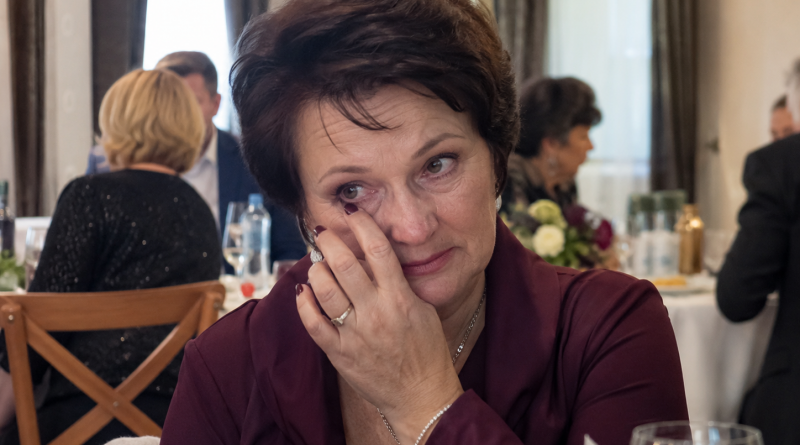 Otse minu kuuekümnenda sünnipäeva tähistamise haripunktis teatasid mu poeg ja tütar, et on mulle valmistanud erilise üllatuse. Kõik külalised jäid vait, oodates, mida mu lapsed näitavad. Kuid see, mis edasi juhtus, pani mind häbist punastama… Otse minu kuuekümnenda sünnipäeva tähistamise haripunktis teatasid mu poeg ja tütar, et on mulle valmistanud erilise üllatuse. Kõik külalised jäid vait, oodates, mida mu lapsed näitavad. Kuid see, mis edasi juhtus, pani mind häbist punastama…