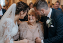 Rikka peigmehe vanemad naersid vaese pruudi ema üle, kes kinkis tütrele pulmadeks vana maamaja. Mõni aasta hiljem päästis just see maja noore pere… Rikka peigmehe vanemad naersid vaese pruudi ema üle, kes kinkis tütrele pulmadeks vana maamaja. Mõni aasta hiljem päästis just see maja noore pere…