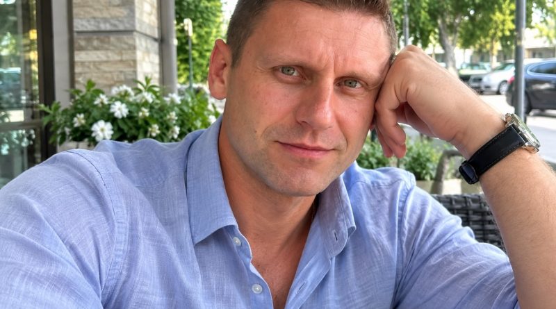 20-aastaselt abiellusin tavalise tüdrukuga ja arvasin, et minust saab õnnelik abikaasa ja isa. Mõne aasta pärast hakkasin aga kadestama oma vallalisi sõpru. Siis kohtasin naist, kes pani mind kogu oma elule hoopis teise pilguga vaatama… 20-aastaselt abiellusin tavalise tüdrukuga ja arvasin, et minust saab õnnelik abikaasa ja isa. Mõne aasta pärast hakkasin aga kadestama oma vallalisi sõpru. Siis kohtasin naist, kes pani mind kogu oma elule hoopis teise pilguga vaatama…