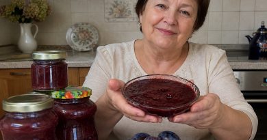 Ploomidest tkemali: hapukas ja vürtsikas Gruusia kaste liha kõrvale Ploomidest tkemali: hapukas ja vürtsikas Gruusia kaste liha kõrvale
