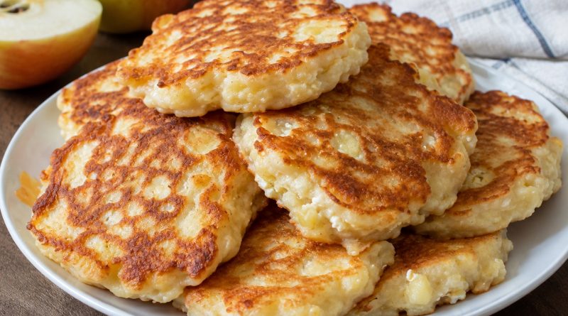 Kohupiim + 2 õuna: need pehmed pannkoogid süüakse ära otse pannilt Kohupiim + 2 õuna: need pehmed pannkoogid süüakse ära otse pannilt