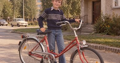 1980. aastal sai mu väikevend oma kümnendaks sünnipäevaks punase jalgratta. Ema ütles, et oli selle väga soodsalt saanud. Alles aastaid hiljem sain teada, mis see jalgratas tegelikult maksma läks… 1980. aastal sai mu väikevend oma kümnendaks sünnipäevaks punase jalgratta. Ema ütles, et oli selle väga soodsalt saanud. Alles aastaid hiljem sain teada, mis see jalgratas tegelikult maksma läks…
