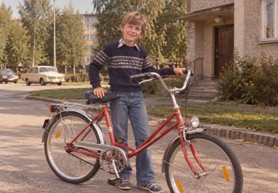 1980. aastal sai mu väikevend oma kümnendaks sünnipäevaks punase jalgratta. Ema ütles, et oli selle väga soodsalt saanud. Alles aastaid hiljem sain teada, mis see jalgratas tegelikult maksma läks… 1980. aastal sai mu väikevend oma kümnendaks sünnipäevaks punase jalgratta. Ema ütles, et oli selle väga soodsalt saanud. Alles aastaid hiljem sain teada, mis see jalgratas tegelikult maksma läks…