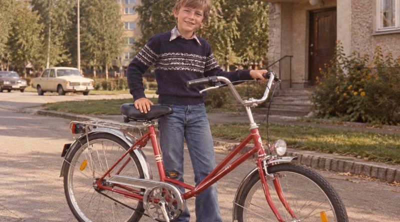 1980. aastal sai mu väikevend oma kümnendaks sünnipäevaks punase jalgratta. Ema ütles, et oli selle väga soodsalt saanud. Alles aastaid hiljem sain teada, mis see jalgratas tegelikult maksma läks… 1980. aastal sai mu väikevend oma kümnendaks sünnipäevaks punase jalgratta. Ema ütles, et oli selle väga soodsalt saanud. Alles aastaid hiljem sain teada, mis see jalgratas tegelikult maksma läks…