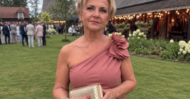 Viis aastat vaikisin oma mehe truudusetusest. Tütre pulmas tõusis naine, kellega ta kohtus, veiniklaas käes püsti ja nimetas end „peaaegu pereliikmeks“. Seda, mida ma järgmise kolmekümne sekundi jooksul tegin, mäletavad pulmakülalised tänaseni… Viis aastat vaikisin oma mehe truudusetusest. Tütre pulmas tõusis naine, kellega ta kohtus, veiniklaas käes püsti ja nimetas end „peaaegu pereliikmeks“. Seda, mida ma järgmise kolmekümne sekundi jooksul tegin, mäletavad pulmakülalised tänaseni…