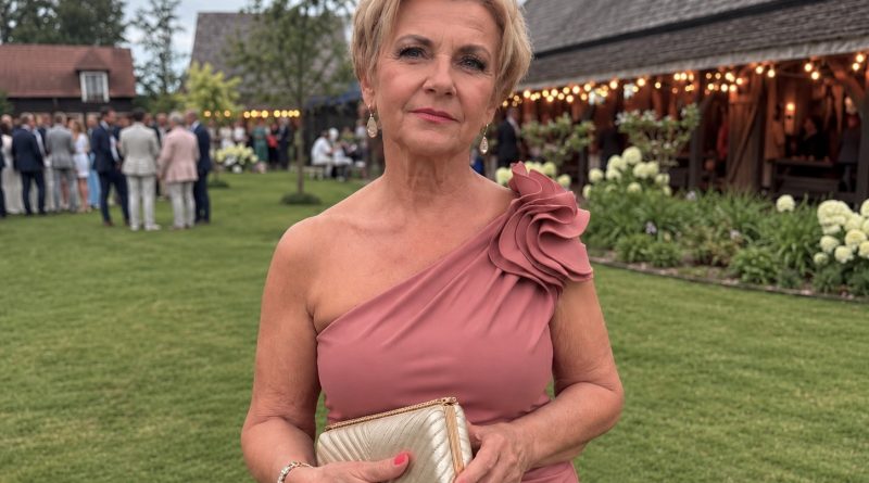 Viis aastat vaikisin oma mehe truudusetusest. Tütre pulmas tõusis naine, kellega ta kohtus, veiniklaas käes püsti ja nimetas end „peaaegu pereliikmeks“. Seda, mida ma järgmise kolmekümne sekundi jooksul tegin, mäletavad pulmakülalised tänaseni… Viis aastat vaikisin oma mehe truudusetusest. Tütre pulmas tõusis naine, kellega ta kohtus, veiniklaas käes püsti ja nimetas end „peaaegu pereliikmeks“. Seda, mida ma järgmise kolmekümne sekundi jooksul tegin, mäletavad pulmakülalised tänaseni…